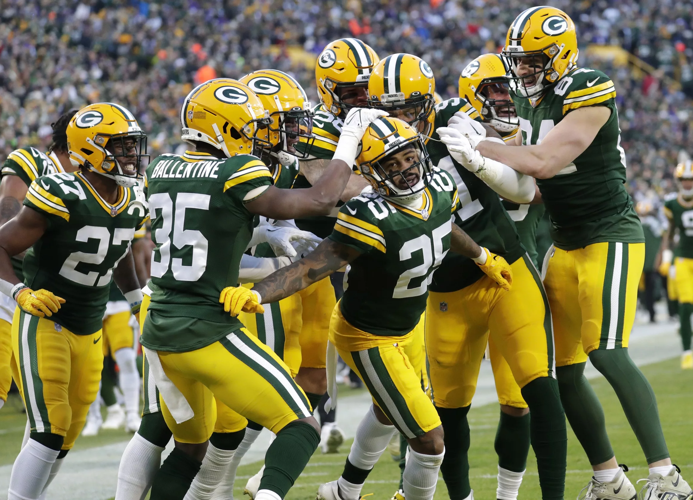 Keisean Nixon celebrates a touchdown scoring kickoff return against the Vikings