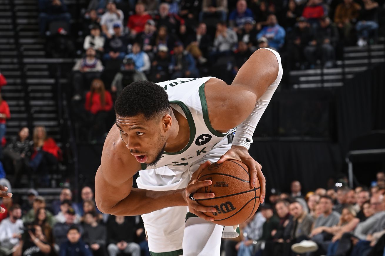 Milwaukee Bucks v Los Angeles Clippers